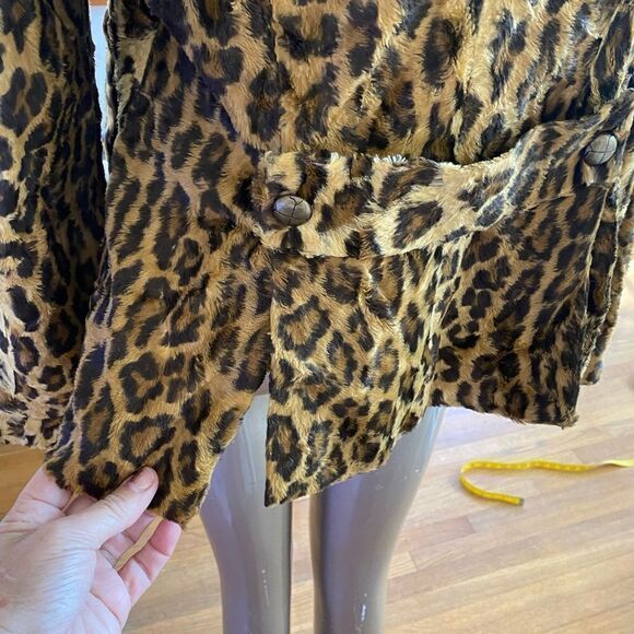 Double breasted faux cheetah jacket. Soft lined beautiful condition. Size 6. - Picture 14 of 14